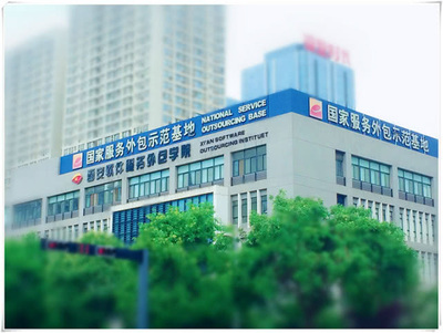 学生就业的梦工厂 产业发展的助推器 软件外包服务的双重角色